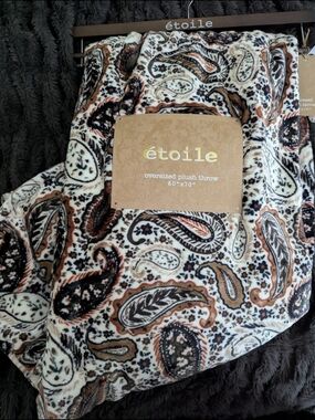 étoile Fall colored Oversized Plush Throw Blanket Paisley 60"x70"